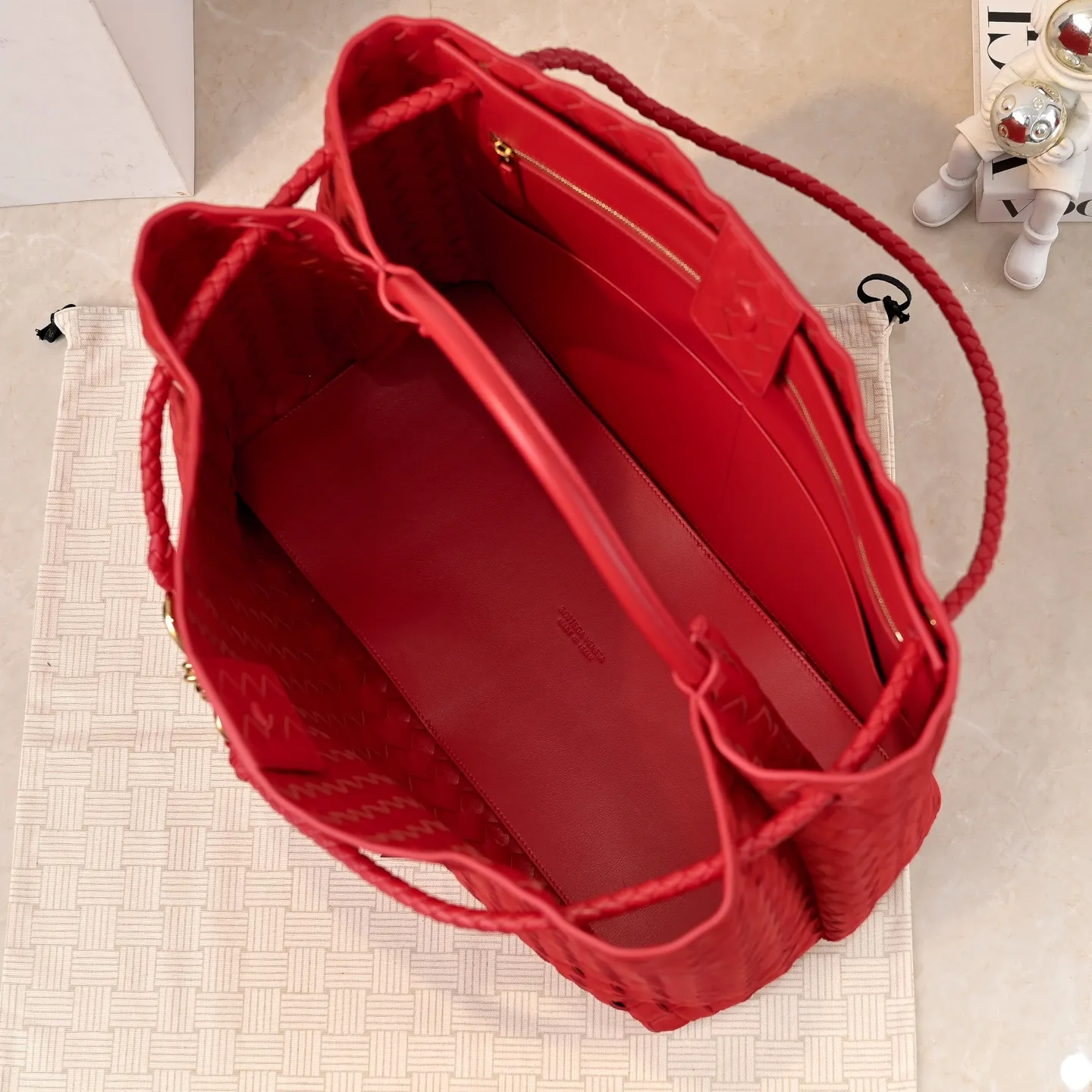 Batch 3760 #BV new deerskin Andiamo 🎈 The warm deerskin velvet Andiamo for autumn and winter is here🍂 Made of cashmere calf deerskin, the touch is softer and more delicate, and the overall body is very full and high-end! The shoulder strap has a sliding metal knot buckle that can be adjusted at will. It can be carried on the shoulder/hand-held/cross-body in various ways. The bag has a large capacity and is suitable for commuting/daily use/traveling. This bag is divided into small/medium/large sizes. There is always one that suits you. Then take me with you🎀🎀 Style number: 5543 Size: 45x22x34